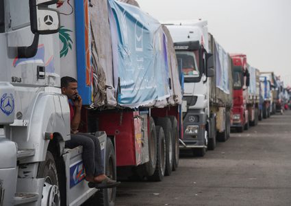 دخول 100 شاحنة مساعدات إلى غزة والأونروا تطلب المزيد