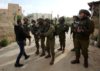 الاحتلال يصيب مواطناً ويعتقل 21 آخرين في محافظة الخليل