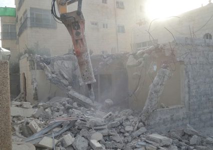الاحتلال يجبر مقدسيا على هدم منزله في بيت حنينا