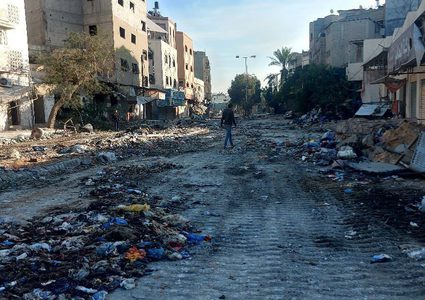 آثار القصف العشوائي على حي الزيتون جنوبي مدينة غزة