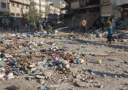 آثار القصف العشوائي على حي الزيتون جنوبي مدينة غزة