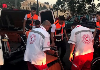 الهلال الأحمر الفلسطيني يعلن انقطاع الاتصال مع طواقمه بغزة