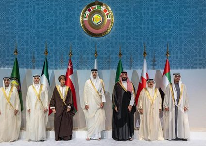 القمة الخليجية تؤكد ضرورة وقف إطلاق النار وتدعو إلى إرسال المساعدات إلى القطاع