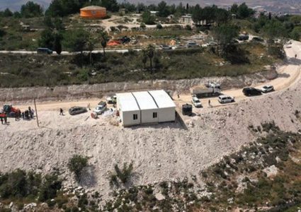 الاحتلال يضع كرفانات على جبل "راس أبو جمرة" شرق طولكرم