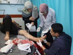 نقل إصابات جراء قصف الاحتلال مدرسة للاجئين في خانيونس.