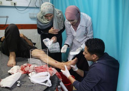 نقل إصابات جراء قصف الاحتلال مدرسة للاجئين في خانيونس.