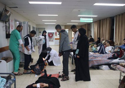 نقل إصابات جراء قصف الاحتلال مدرسة للاجئين في خانيونس.