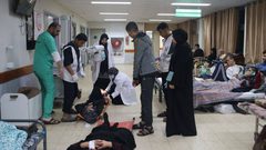 نقل إصابات جراء قصف الاحتلال مدرسة للاجئين في خانيونس.