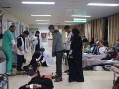 نقل إصابات جراء قصف الاحتلال مدرسة للاجئين في خانيونس.