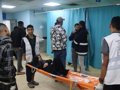 نقل إصابات جراء قصف الاحتلال مدرسة للاجئين في خانيونس.