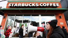 ستاربكس تخسر 11 مليار دولار وسط حملات مقاطعة وإضرابات