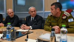 الخلافات تشتد: نتنياهو يهين رئيس الحرب ويفتشه قبل الدخول إلى الاجتماع