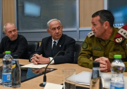 الخلافات تشتد: نتنياهو يهين رئيس الحرب ويفتشه قبل الدخول إلى الاجتماع