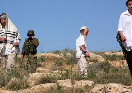 مستوطنون يشقون طريقا استعماريا على أراضي قرية بيرين جنوب شرق الخليل