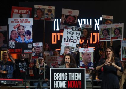 شتائم وصراخ وضرب في لقاء ذوي الأسرى بمجلس حرب الاحتلال