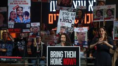 شتائم وصراخ وضرب في لقاء ذوي الأسرى بمجلس حرب الاحتلال