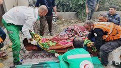 بالصور :انتشال عدد من الشهداء والمصابين بدير البلح وسط قطاع غزة