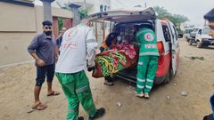 بالصور :انتشال عدد من الشهداء والمصابين بدير البلح وسط قطاع غزة