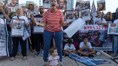 المحتجزون وعائلاتهم هاجموا نتنياهو واتهموه بتعمد قصفهم