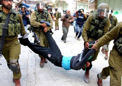 الاحتلال يعتقل 42 مواطنا من الضفة بينهم امرأة وطفل
