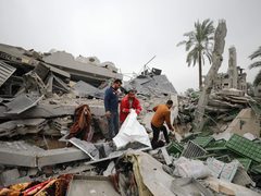 طواقم الهلال الأحمر خلال نقل جرحى وشهداء في دير البلح وسط القطاع. (تصوير: فؤاد ابو خماش)