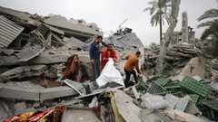 الهلال الأحمر خلال نقل جرحى وشهداء في دير البلح وسط القطاع