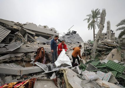 طواقم الهلال الأحمر خلال نقل جرحى وشهداء في دير البلح وسط القطاع. (تصوير: فؤاد ابو خماش)