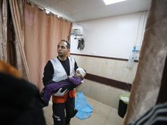 طواقم الهلال الأحمر خلال نقل جرحى وشهداء في دير البلح وسط القطاع. (تصوير: فؤاد ابو خماش)
