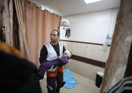 طواقم الهلال الأحمر خلال نقل جرحى وشهداء في دير البلح وسط القطاع. (تصوير: فؤاد ابو خماش)