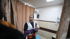 طواقم الهلال الأحمر خلال نقل جرحى وشهداء في دير البلح وسط القطاع. (تصوير: فؤاد ابو خماش)