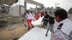 طواقم الهلال الأحمر خلال نقل جرحى وشهداء في دير البلح وسط القطاع. (تصوير: فؤاد ابو خماش)