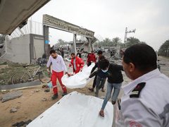 طواقم الهلال الأحمر خلال نقل جرحى وشهداء في دير البلح وسط القطاع. (تصوير: فؤاد ابو خماش)