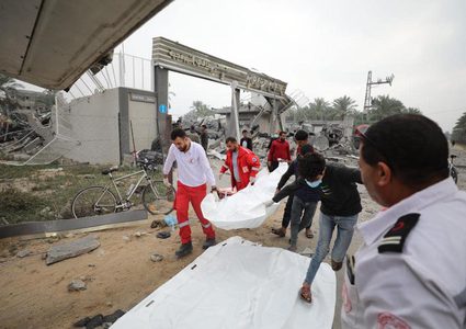 الهلال الأحمر خلال نقل جرحى وشهداء في دير البلح وسط القطاع