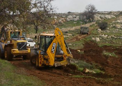 الاحتلال يواصل تجريف أراضٍ في كفل حارس غرب سلفيت