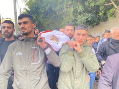 جماهير غفيرة تشيع جثمان الشهيد الطفل عمر أبو بكر في يعبد