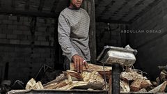 المواطنون في قطاع غزة يعتمدون على الحطب والأخشاب بسبب عدم توفر الغاز والوقود