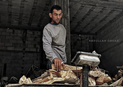 المواطنون في قطاع غزة يعتمدون على الحطب والأخشاب بسبب عدم توفر الغاز والوقود