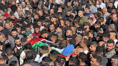 جماهير غفيرة تشيع جثامين الشهداء الستة في مخيم الفارعة