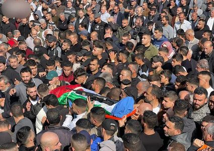 جماهير غفيرة تشيع جثامين الشهداء الستة في مخيم الفارعة