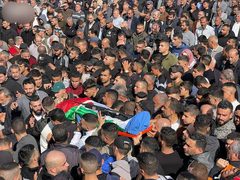 جماهير غفيرة تشيع جثامين الشهداء الستة في مخيم الفارعة