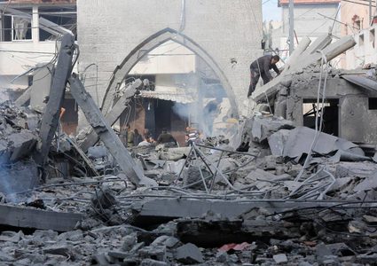 دمار كبير حلَ بمسجد يافا في دير البلح بعد قصفه من قبل الاحتلال