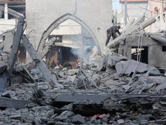 دمار كبير حلَ بمسجد يافا في دير البلح بعد قصفه من قبل الاحتلال