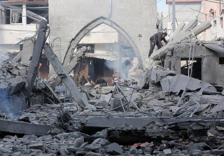 دمار كبير حلَ بمسجد يافا في دير البلح بعد قصفه من قبل الاحتلال