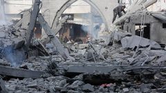 دمار كبير حلَ بمسجد يافا في دير البلح بعد قصفه من قبل الاحتلال