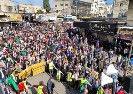 مئات الأردنيين يشاركون في مسيرة دعما لفلسطين للجمعة التاسعة على التوالي
