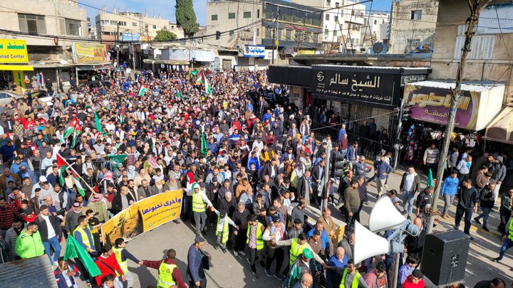 مئات الأردنيين يشاركون في مسيرة دعما لفلسطين للجمعة التاسعة على التوالي
