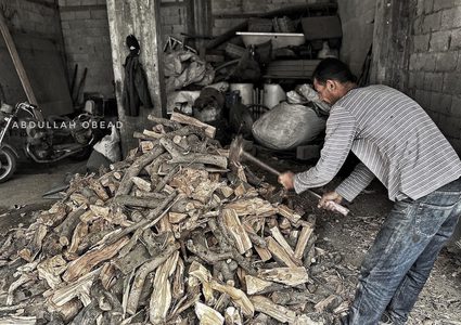 المواطنون في قطاع غزة يعتمدون على الحطب والأخشاب بسبب عدم توفر الغاز والوقود
