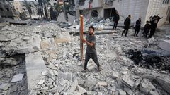 دمار كبير حلَ بمسجد يافا في دير البلح بعد قصفه من قبل الاحتلال