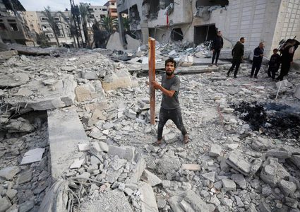 دمار كبير حلَ بمسجد يافا في دير البلح بعد قصفه من قبل الاحتلال