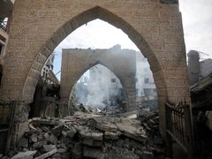 دمار كبير حلَ بمسجد يافا في دير البلح بعد قصفه من قبل الاحتلال